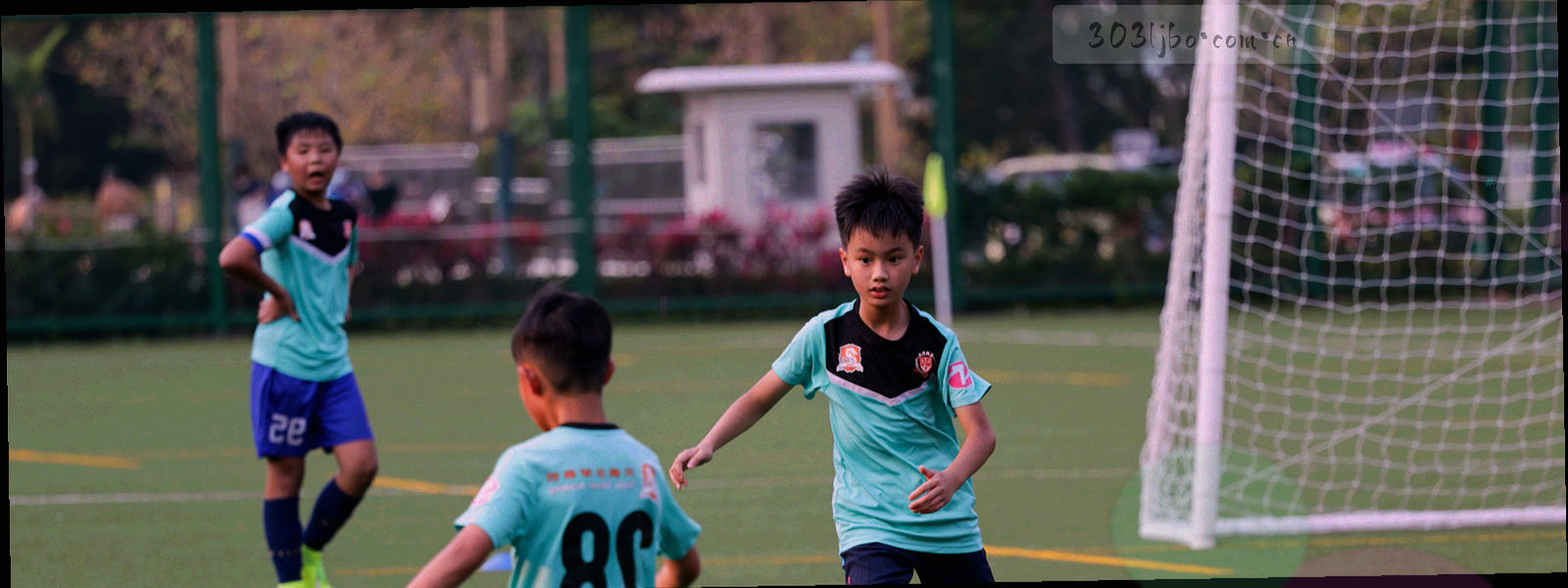 横向时间线与阶段标记的抽象图形，五个节点依次连接